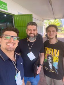 Ian Felipe dos Santos com os professores Rodrigo Nogueira e Douglas Horner